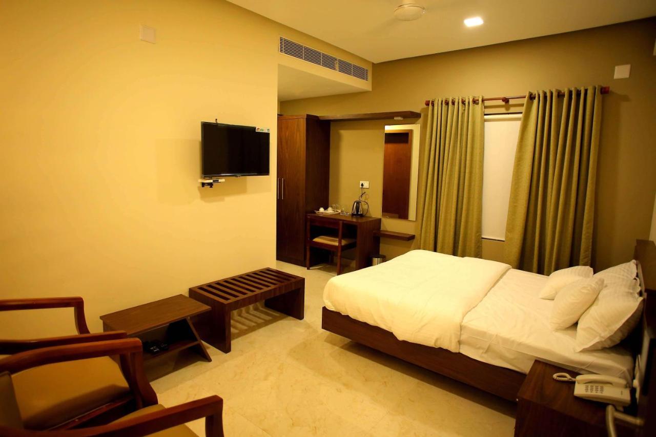 Kira Palace Residency Hotel Ernakulam Exterior photo