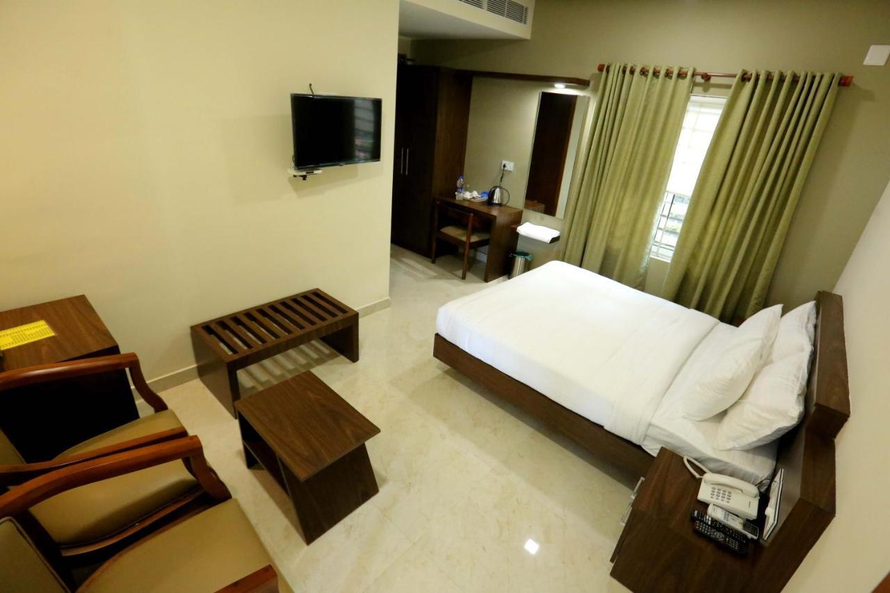 Kira Palace Residency Hotel Ernakulam Exterior photo