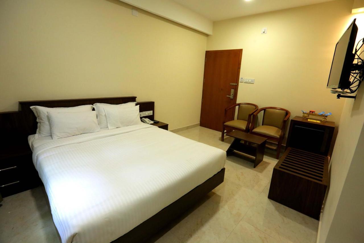 Kira Palace Residency Hotel Ernakulam Exterior photo