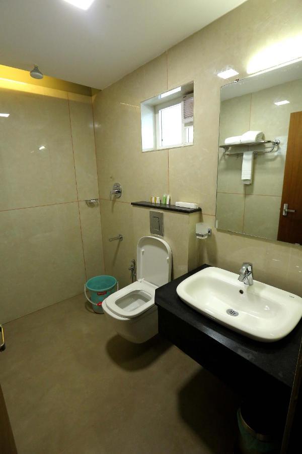 Kira Palace Residency Hotel Ernakulam Exterior photo